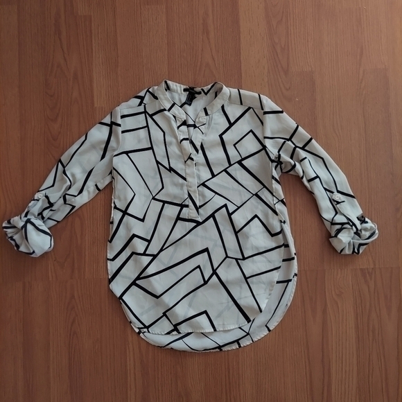 Forever 21 popover blouse black white geometric print roll tab sleeves Sz small - Picture 1 of 8